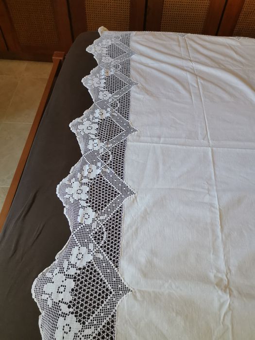 Toalha de mesa feita em tecido e renda n. 20