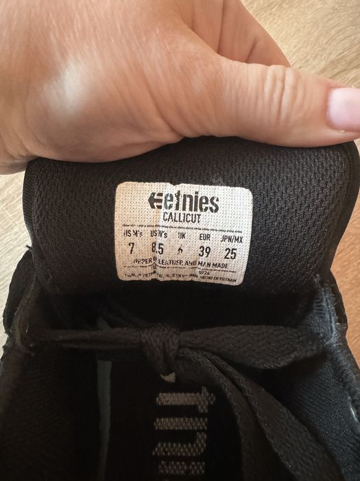 Продам кросівки Etnies