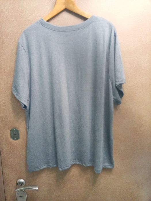 Жіноча футболка великого розміру.