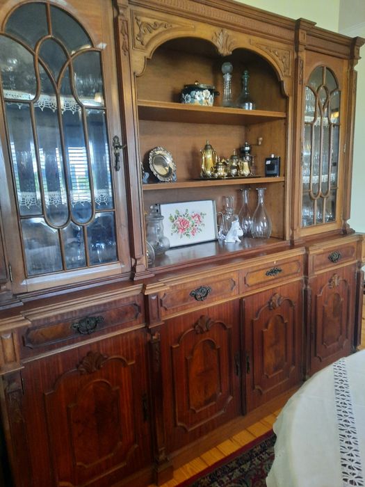 Cristaleira em mogno