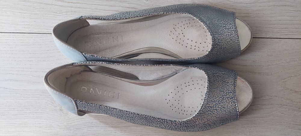 Skórzane baleriny / sandały peep toe  RAVINI rozm. 39 – wygodne, srebrne  śliczne buty