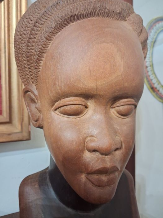 Busto em madeira