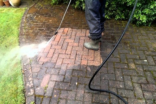 Миття та чистка бруківки