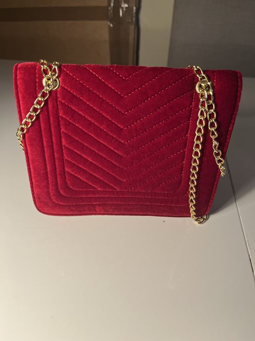 Bolsa vermelha com corrente dourada