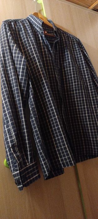 Koszula męska w kratkę.