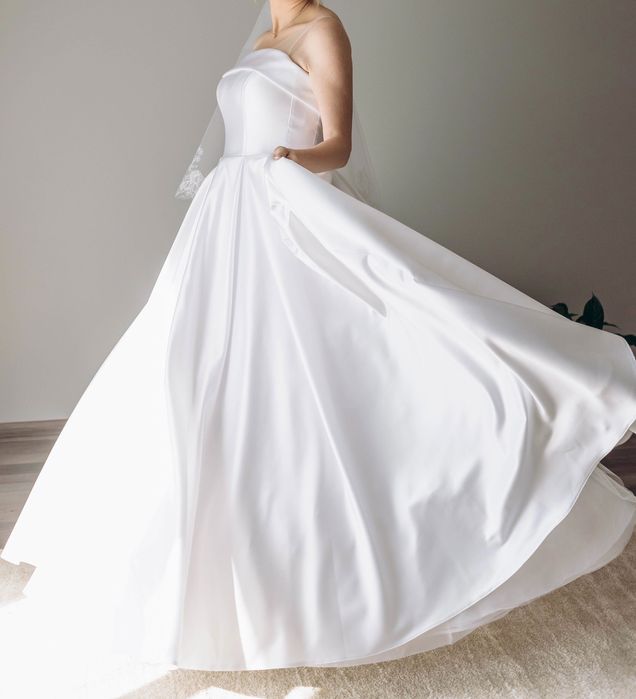 Сукня весільна атласна
