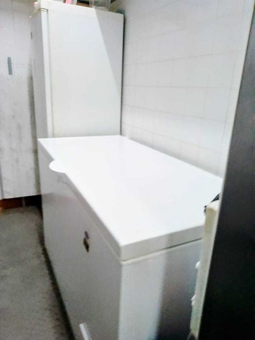 Fogão, arca, mesas, cadeiras