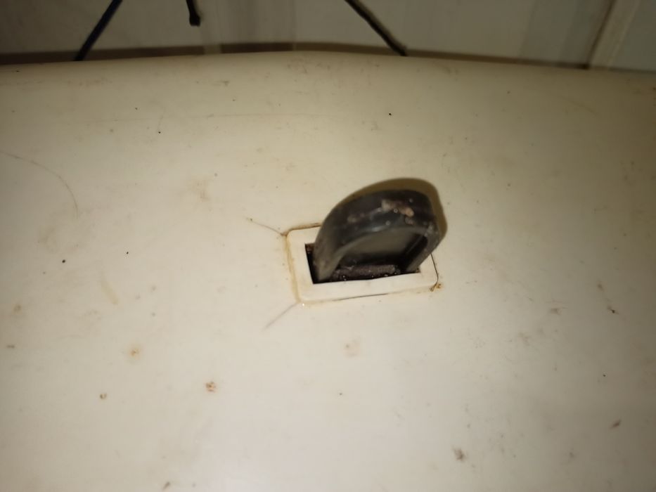 Пластиковий бачок для унітазу настінний