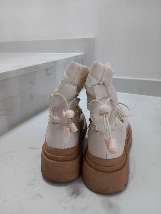 Zimowe buty na grubej podeszwie.