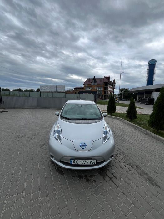 Nissan leaf з підігрівом і сонячною панелью