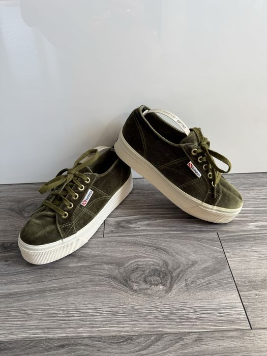 Welurowe trampki na platformie Superga 38