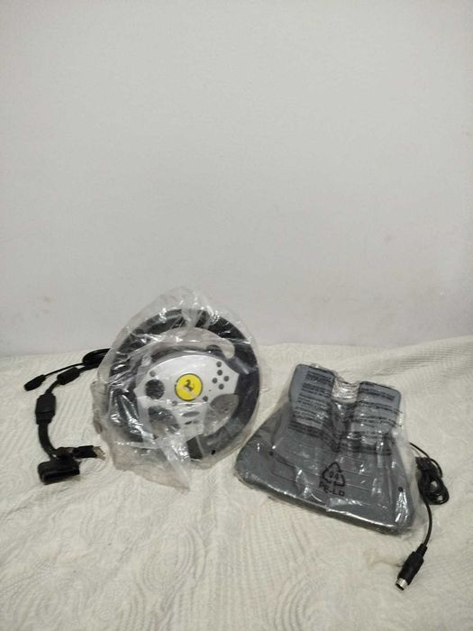 Volante e pedais Thrustmaster 5in1 com fios (NOVO, por estrear)