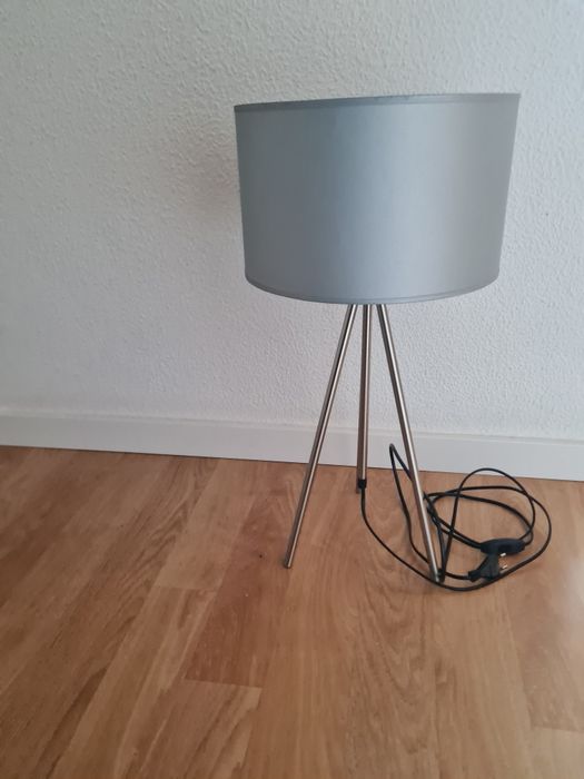 Candeeiro de mesa com abajour cinzento