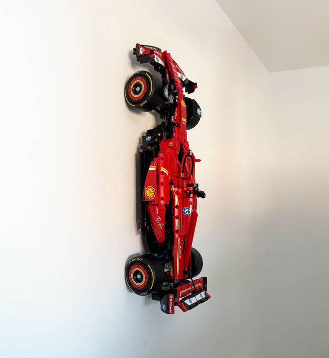 Suporte de Parede Vertical LEGO® Technic Ferrari SF-24 F1 Car (42207)