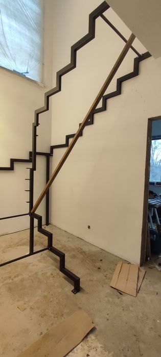 Schody stalowe wewnętrzne schody dywanowe  policzkowe