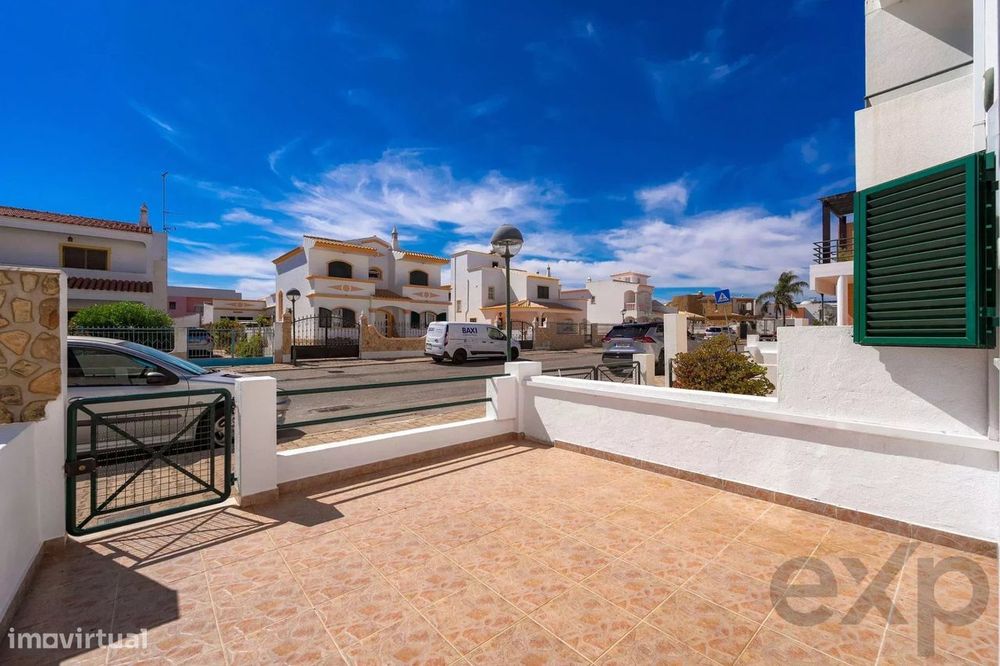 Moradia T2+1 com quintal e terraços com vista mar em Olhão, junto à Ri