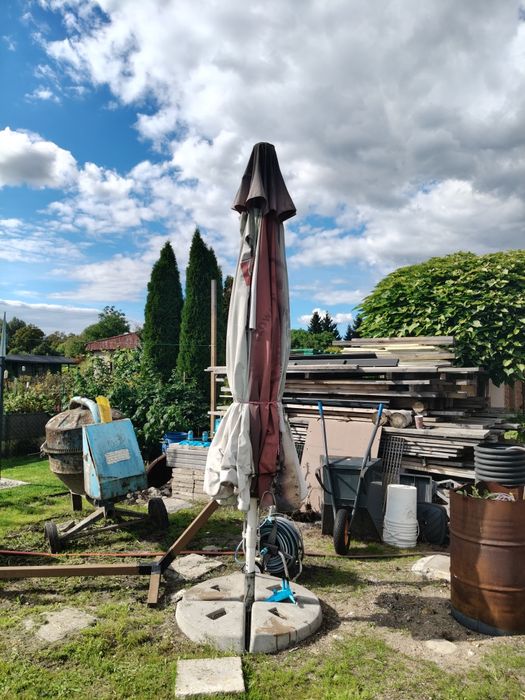 Stojak do dużego parasola piwnego.