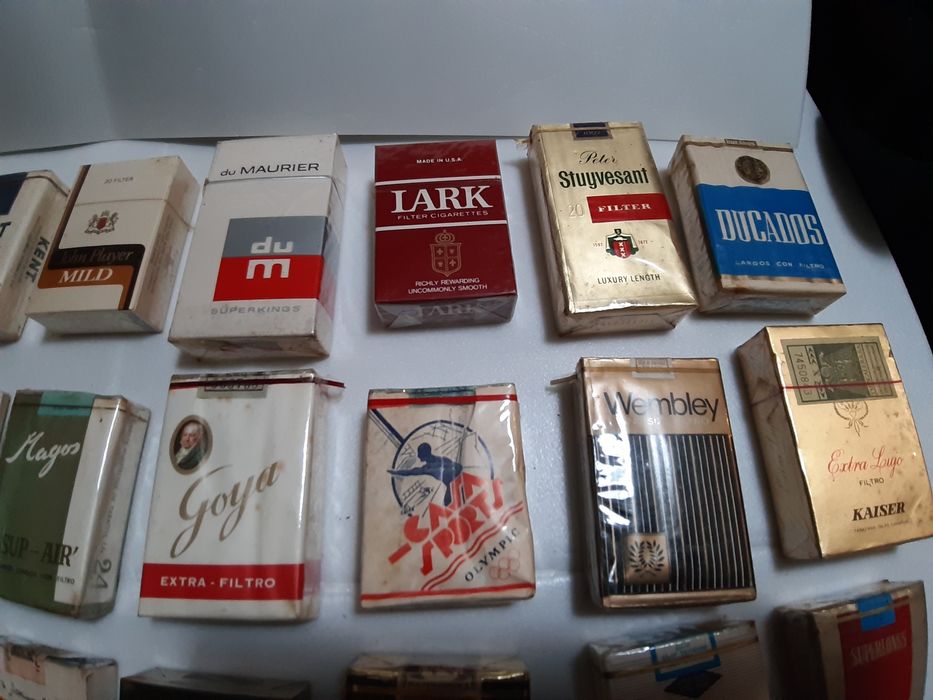 Varios caixas de fumo antigo. 32