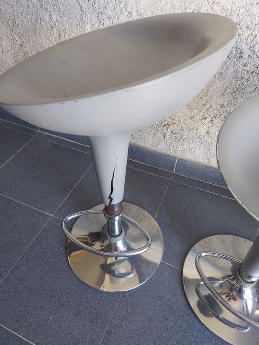 4 bancos de bar cinzentos