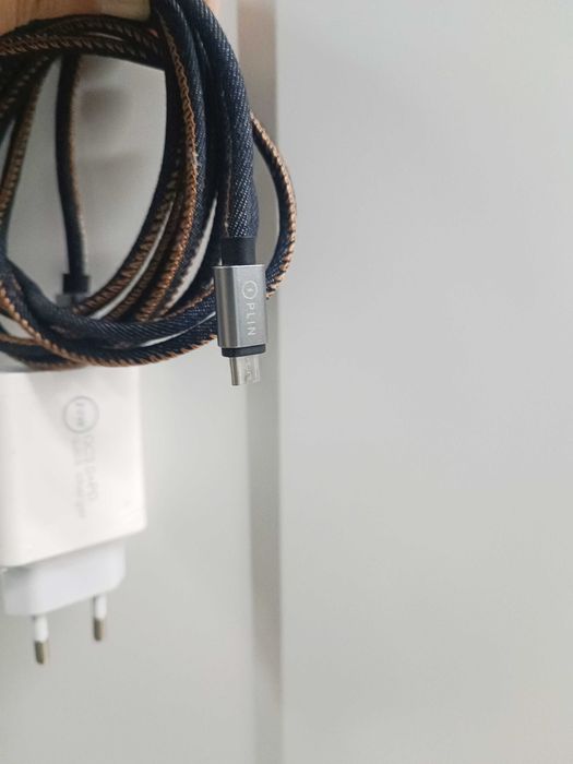 Carregador com cabo · micro USB