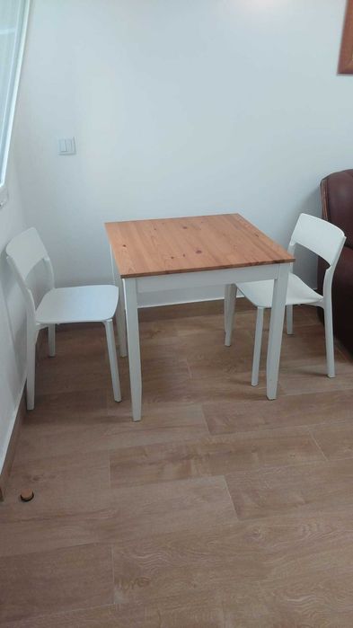 Conjunto de Mesa + 2 Cadeiras – Compacto, Moderno e Super Prático!