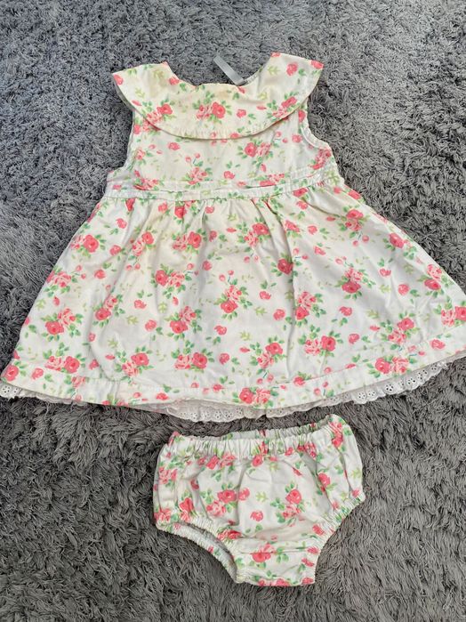 Várias roupas de menina