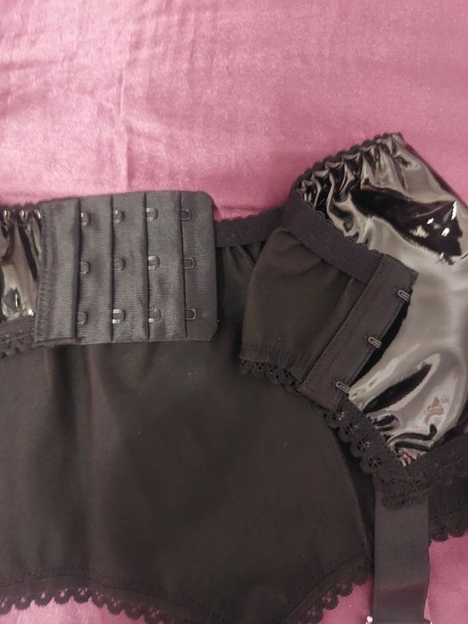 Pas do pończoch lakierowany