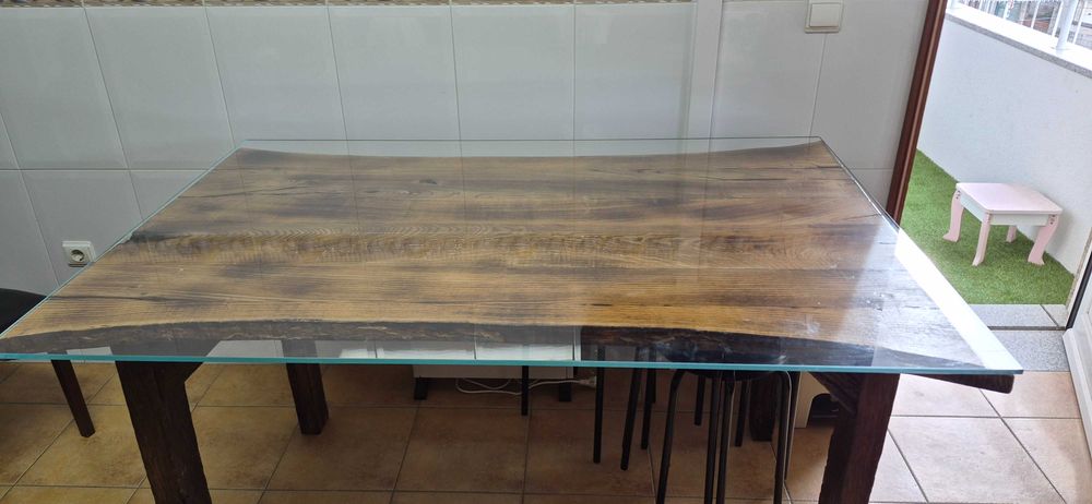 Mesa em madeira maciça