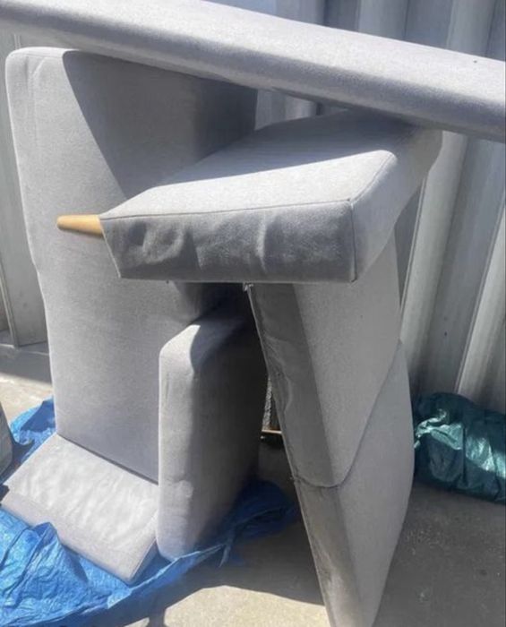 chaise longue cinza claro