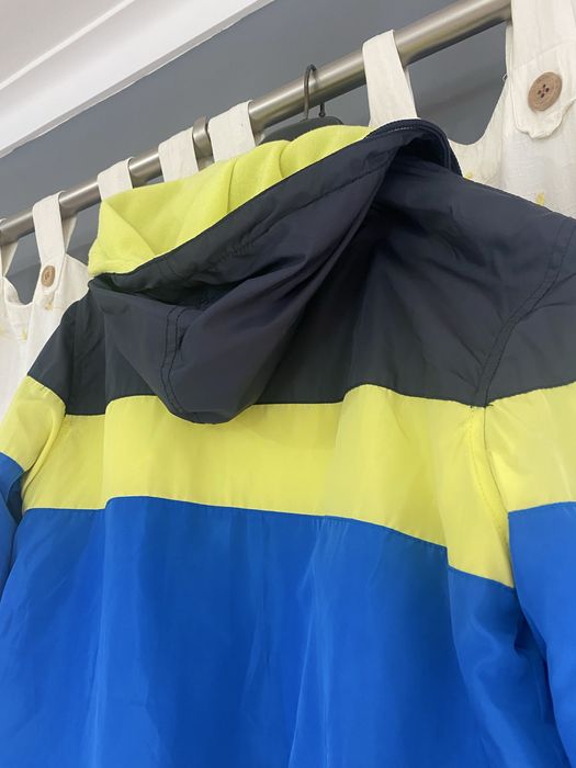 Corta vento com forro e capuz