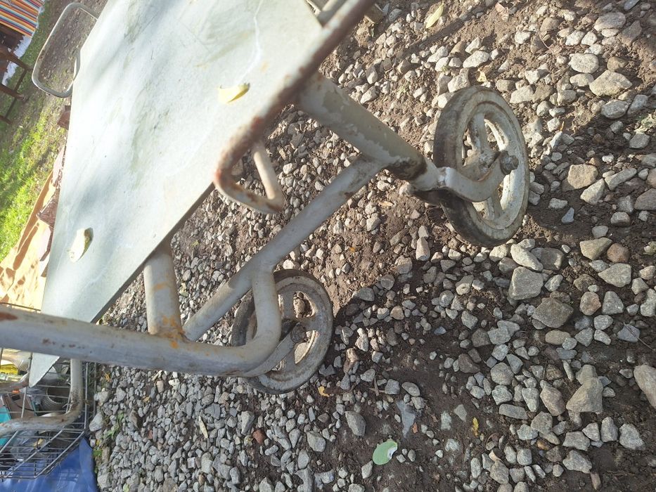 Stary wózek na kółkach barek