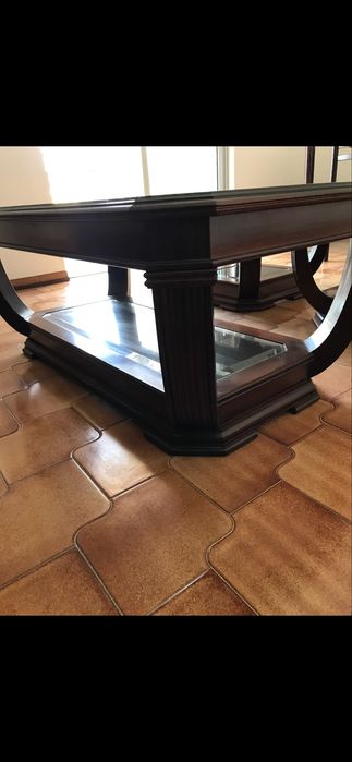 Mesa de Centro em Madeira Maciça e Vidro – Estilo Clássico