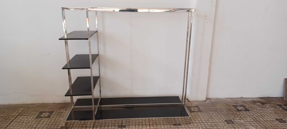 Expositores de madeira e metálico