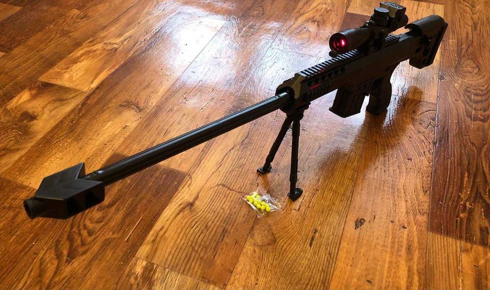 Снайперська гвинтівка з лазерним прицілом на сошках