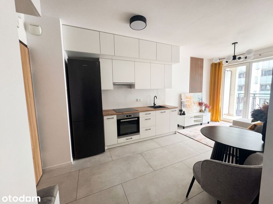 Bezpośrednio, duży balkon, komórka, miejsce postojowe - do wejścia