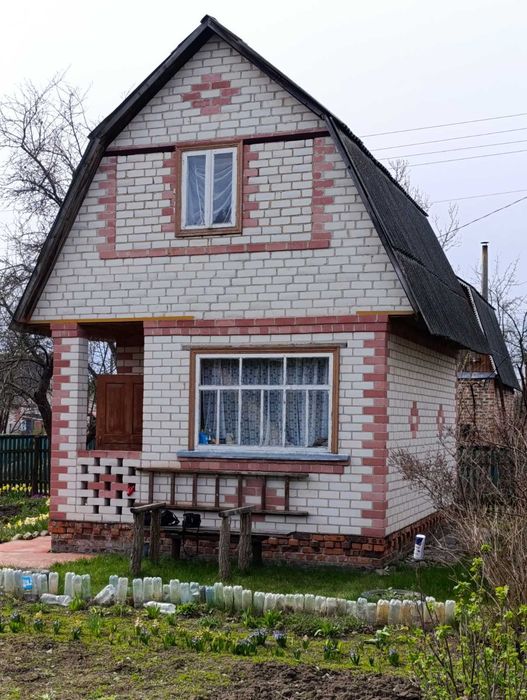 Доглянута дача поруч з лісом !