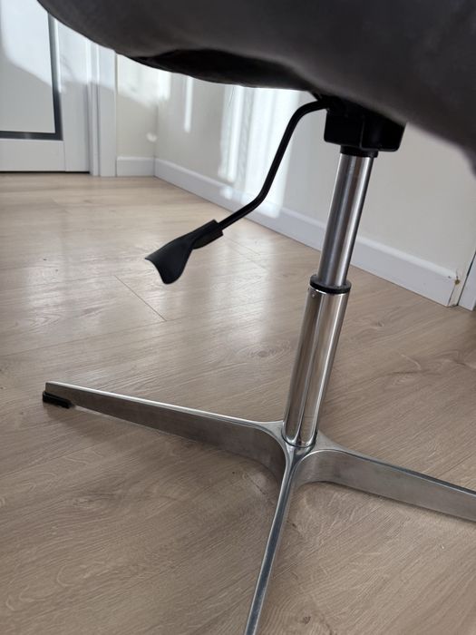 Стильне мʼяке крісло