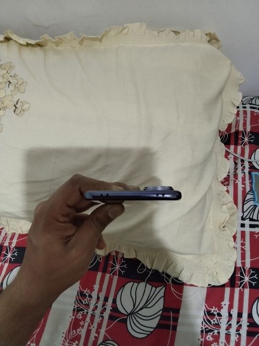 Vivo v60 with charger headphones and Redmi  buds excellent condition