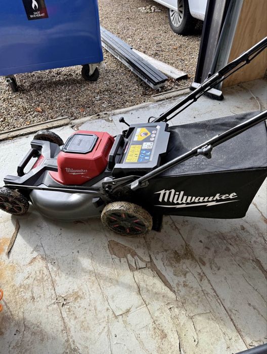 Kosiarka Milwaukee F2LM53