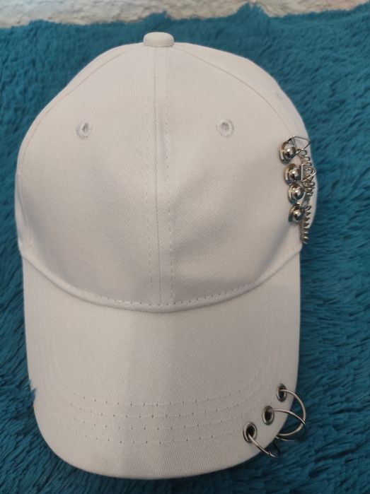 Nowa damska czapka z daszkiem