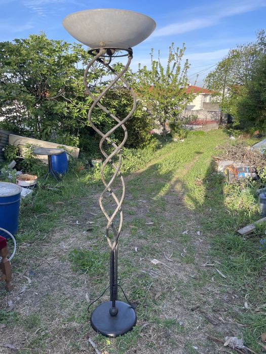 Candeeiro sem prato em cima so o pe