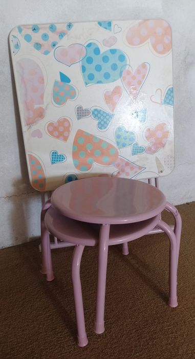 Conjunto Mesa Infantil Dobrável + 2 Bancos (Rosa/Corações)