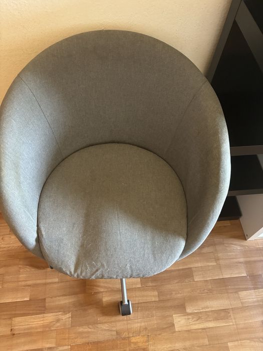 Cadeira de escritorio cinzenta