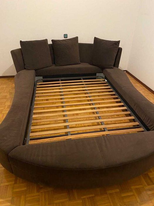 Cama - Medidas aprox: 2,90m x 2,20m