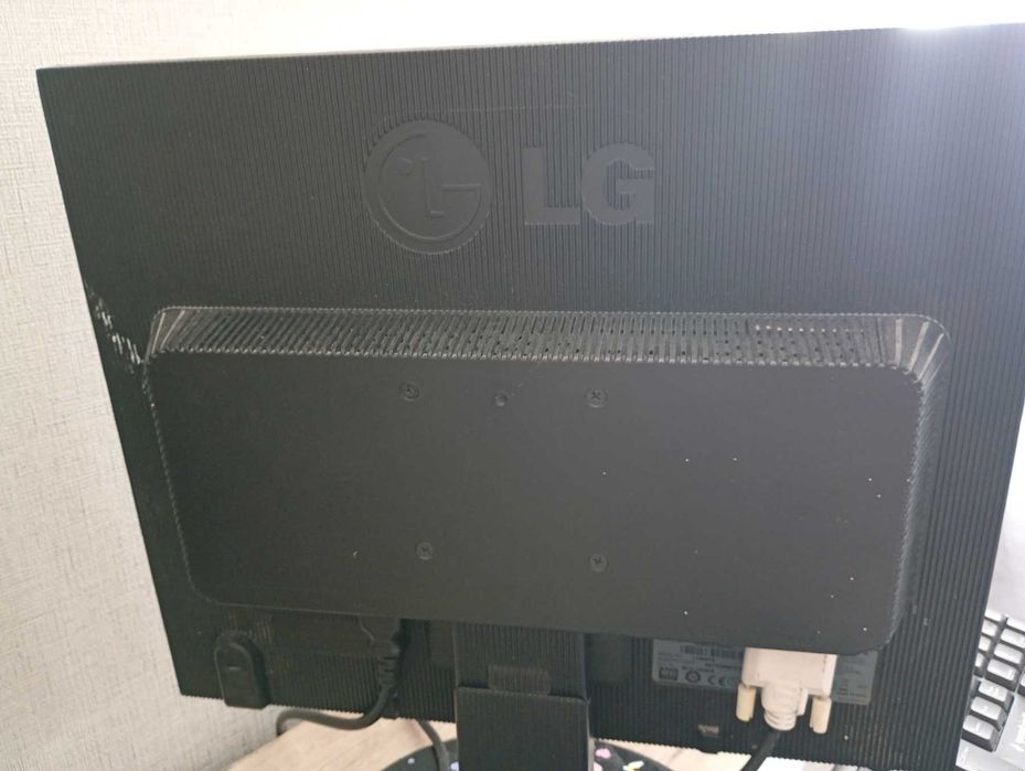 продаєм монітор LG L1953TR б/у