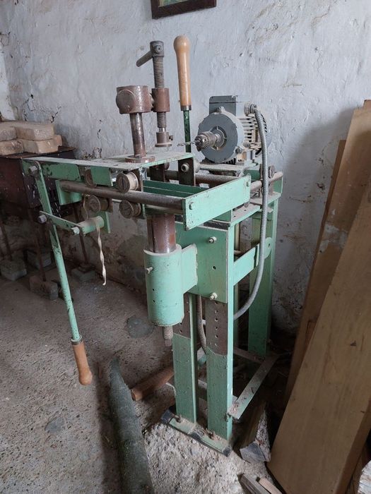 Все столярне обладнання подається разом