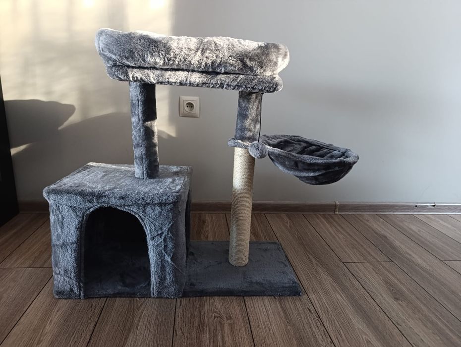 Drapak z domkiem i leżankami – idealny dla kota