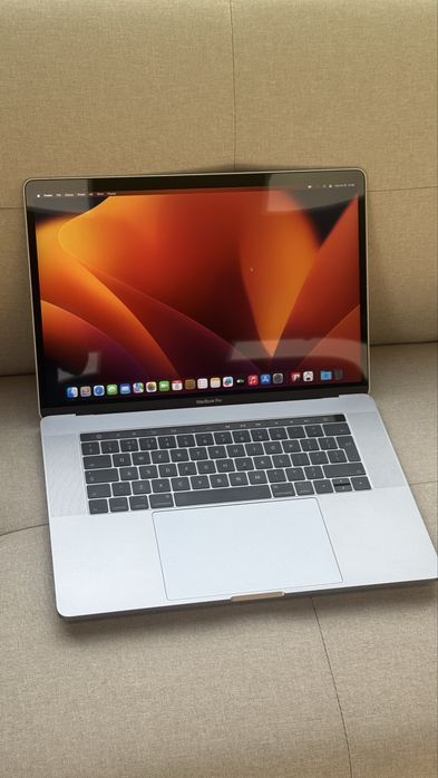 MacBook Pro 15” 2017 Touch Bar | i7 2,9 GHz | 16 GB RAM | 1 TB SSD | Radeon Pro 560 4 GB