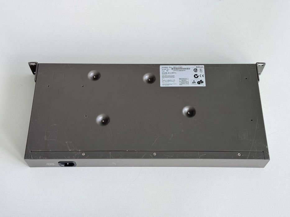 SWITCH D-Link (DES-1024R+) - 24 portas - Layer 2