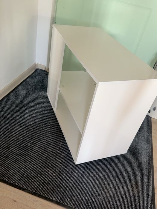 Biała szafka regał na kółkach mobilna, półki